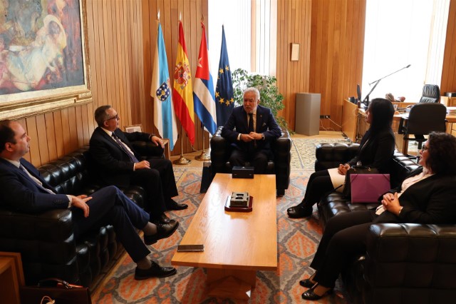 O embaixador de Cuba visita o Parlamento de Galicia